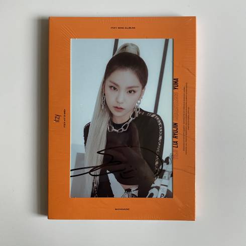 ITZY 1ST ALBUM 'CRAZY IN LOVE' ALBUM PHOTOCARD - YEJI (V4)